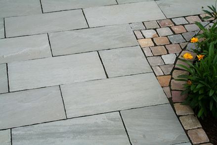 Grauer Sandstein Kandla Grey mit Abgrenzung zum Beet