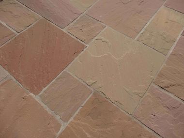 Rötliche Platten aus Sandstein Modak im Römischen Verband verlegt