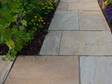 Sandsteinplatten Yellow Mint mit Pflanzen