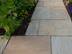 Sandsteinplatten Yellow Mint mit Pflanzen