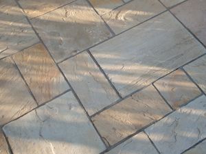 Helle Platten aus Sandstein im Römischen Verband von oben fotografiert