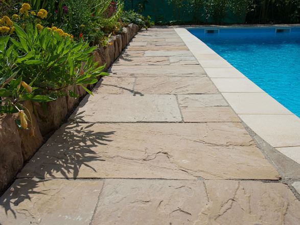 Weg am Pool mit Sandsteinplatten Yellow Mint und Gartenbeet