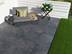 Terrasse mit Platten Alpine Black und Lounge-Sofa