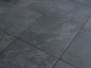 Feine Zeichnungen auf Anthrazit Terrassenplatten Alpine Black mit Schieferoptik