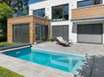 Alpine Grey Terrasse mit Pool und modernem Haus
