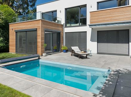Alpine Grey Terrasse mit Pool und modernem Haus