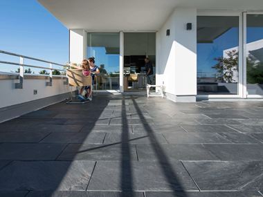 Personen auf der Schiefer-Dachterrasse