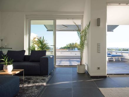 Übergang vom Wohnzimmer zur Terrasse mit Schiefer