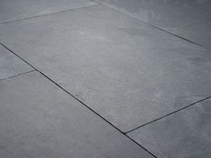 Blick von oben auf die schwarzen Schieferplatten Mustang