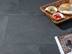 Schwarze Schieferplatten Mustang mit Brot, Antipasti und Buch