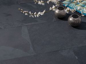 Schieferplatten Mustang in schwarz mit Kissen, Windlicht und Blüten