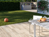 Terrasse mit Holzoptikplatten Amber Oak 3cm mit Garten und Outdoorküche