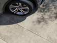 Draufsicht auf Betonoptikplatten Roma 3cm mit Anschnitt Auto und Schatten
