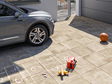 Einfahrt mit Betonoptikplatten Roma 3cm mit Auto und Spielzeug