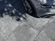 Draufsicht auf Betonoptikplatten Vulkano 3cm mit Anschnitt Auto und Schatten