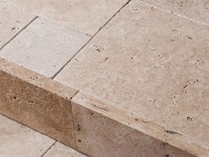 Schöner Abschluss der Terrasse mit dem Travertin Medium-Kantenstein Beige-braune Travertin-Kantensteine Antik mit gebürsteter Oberfläche