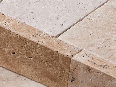 Nahaufnahme Travertin Kantenstein Medium mit gebürsteter Oberfläche