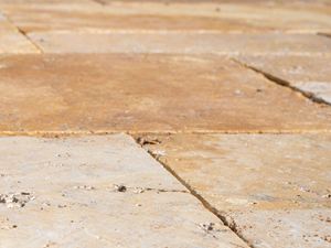 Detail Travertin Gold Platten im Außenbereich aus der Froschperspektive