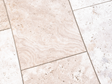 Nahaufnahme Travertin Platten für den Aussenbereich in zartem Beige