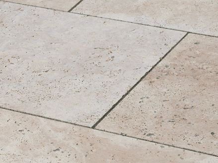Detail Travertinplatten Medium Line mit dunkler Fuge