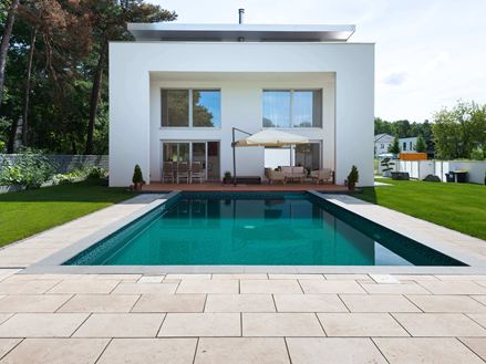 Pool-Terrasse mit Travertinfliesen Medium Line