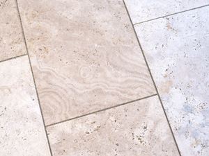 Nahaufnahme Travertin Platten für den Aussenbereich in zartem Beige