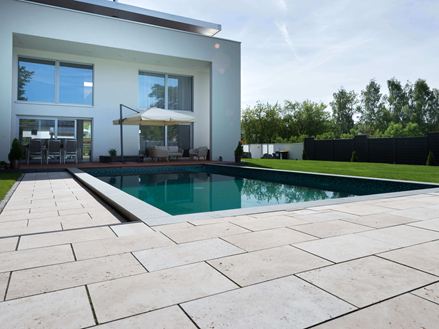 Travertinplatte Medium Line mit Pool und Haus im Hintergrund