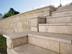 Treppe und Mauer mit modern-elegantem Travertin Medium Line in zartem Beige