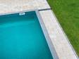 Travertin Medium Line-Terrasse mit Pool aus der Vogelperspektive