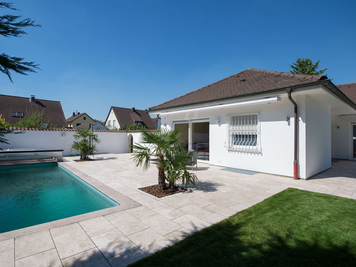 Den Travertinplatten zaubern Mittelmeer-Flair Wohnhaus und Terrasse mit Travertin Medium Line-Platten