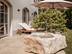 Travertin Medium Select Terrasse mit Steinbrunnen im Vordergrund