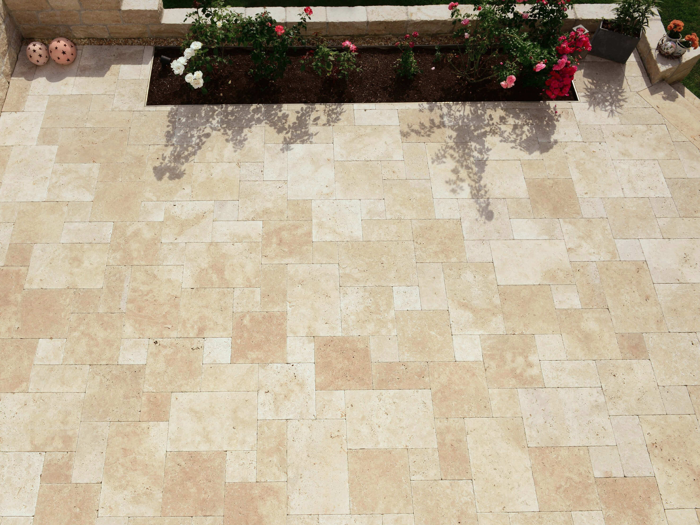 Kundenfoto: Travertin-Platten Medium SELECT, getrommelt, römischer Verband, verlegt auf Terrasse, Aufnahme aus Vogelperspektive