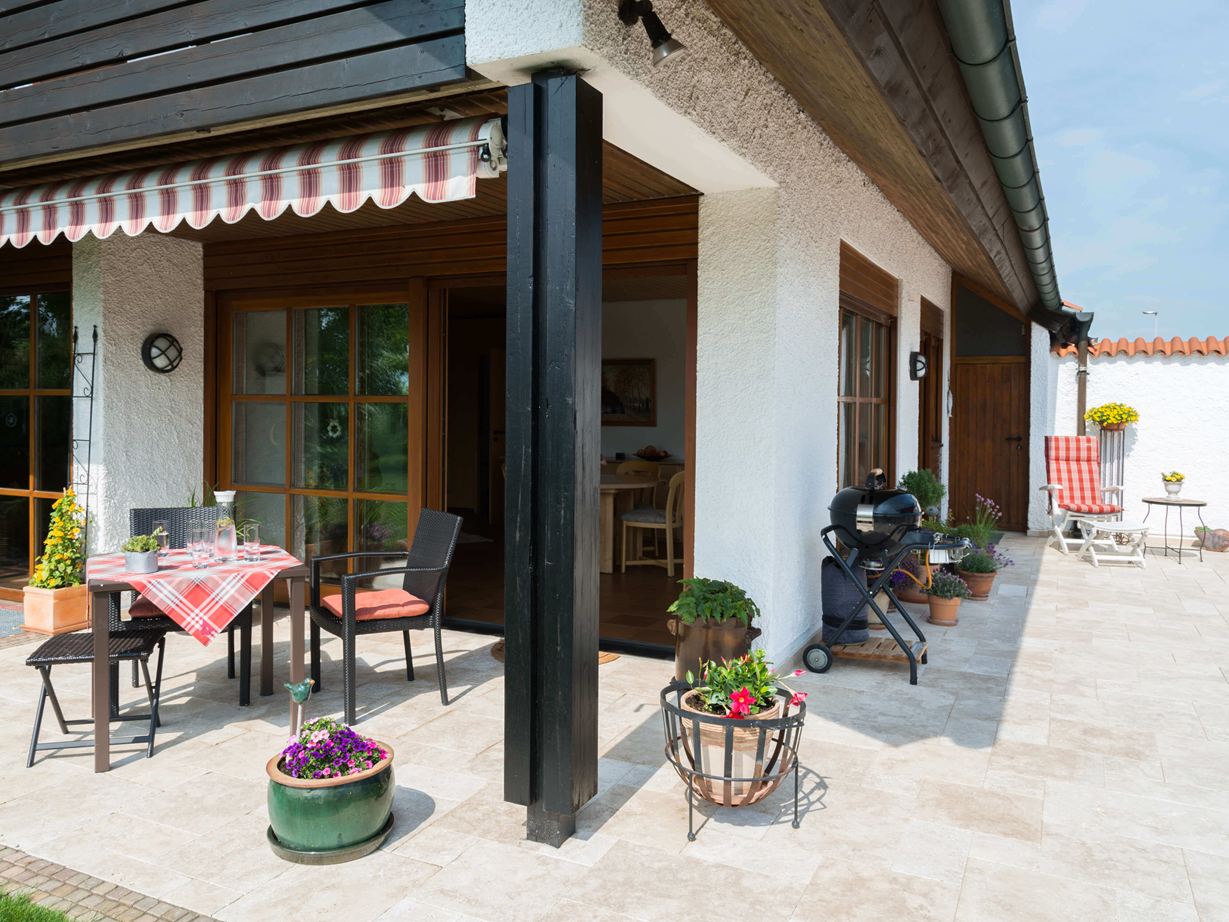 Haus mit Travertinterrasse