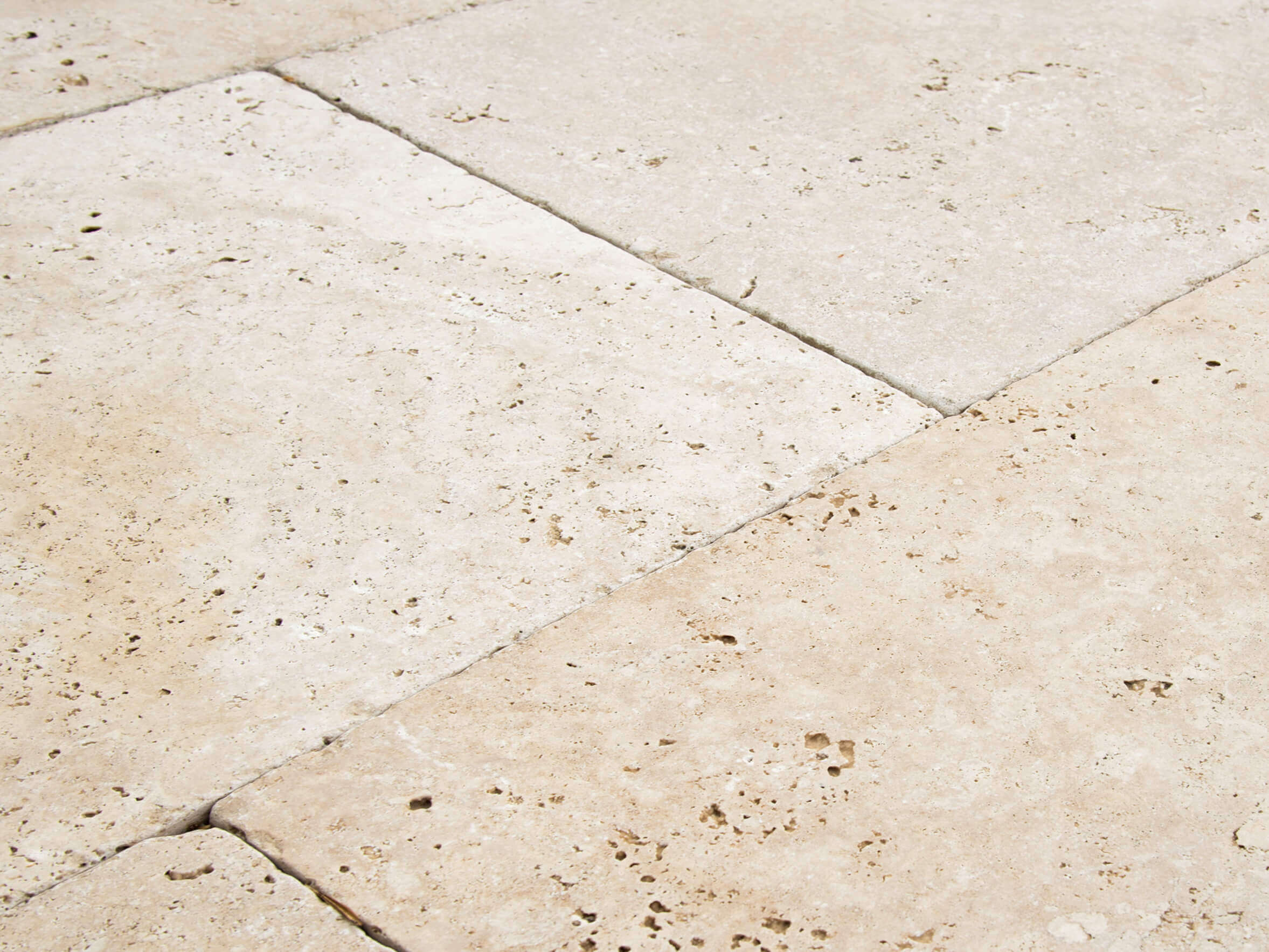 Nahaufnahme Travertin Terrassenplatte Medium Select in zartem Beige