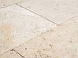 Nahaufnahme Travertin Terrassenplatte Medium Select in zartem Beige