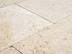 Nahaufnahme Travertin Terrassenplatte Medium Select in zartem Beige