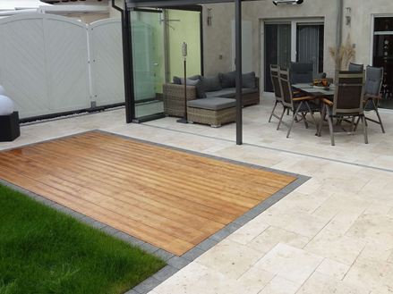 Kundenfoto: Travertin-Platten Medium SELECT, getrommelt, römischer Verband, verlegt auf Terrasse mit Wintergarten, Rasen und Terrassendeck aus Holz