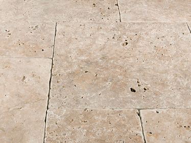 Detailaufnahme von beigen Travertinplatten Medium