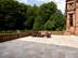 Große Terrasse mit Travertinplatten Medium und Wald im Hintergrund
