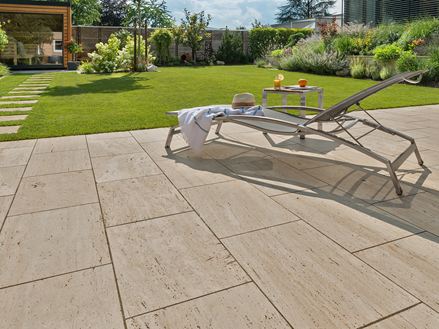 Travertin-Platten Natura mit Liegestuhl