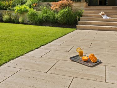 Travertin-Platten Natura mit Orangen und Saft