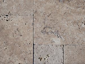 Nahaufnahme von Travertin Noce im Außenbereich