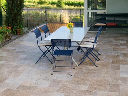 Travertin Noce-Terrasse mit Gartentisch