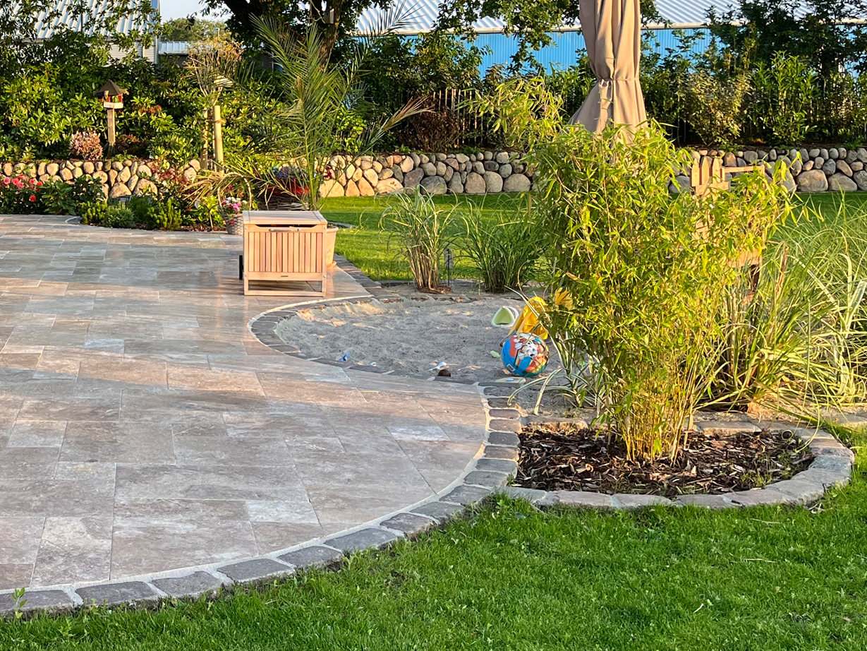 Travertin Noce Terrasse mit Sandkasten Runde Terrasse Abendstimmung