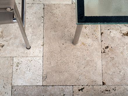 Travertin Rustic im Römischen Verband mit Glastisch von oben