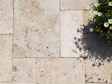 Travertinplatten Rustic von oben mit Blumenkübel