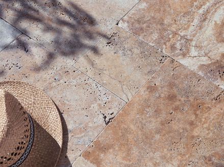 Travertin Scabas-Terrasse im Sonnenlicht mit Strohhut