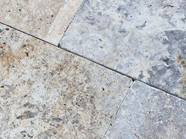 Travertin Silver in Nahaufnahme