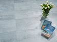 Betonoptik_Fliesen_Iron_Silver_mit_Tulpen_und_Buechern