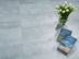 Betonoptik_Fliesen_Iron_Silver_mit_Tulpen_und_Buechern